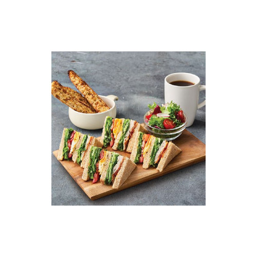 샐러드 듬뿍 클럽 샌드위치 브런치